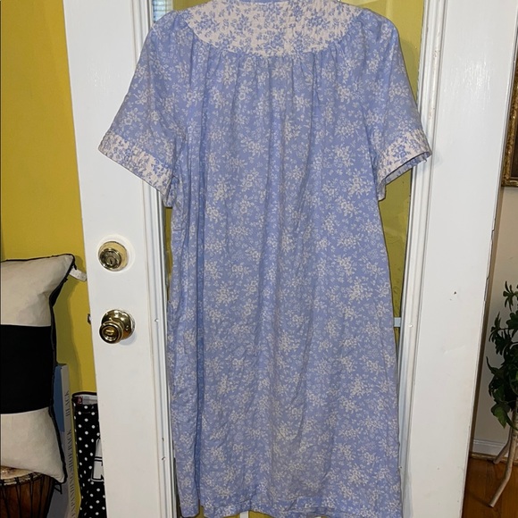 Floral Button-Up gown - Picture 4 of 6